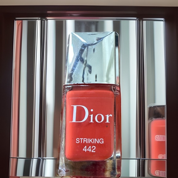 DIOR Striking 442 Glossy Long Wear Gel Effect Nail Polish Size 10 ml NWOB - Picture 1 of 2